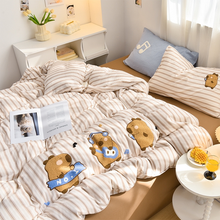 91家纺网 家纺一手货源 找家纺 炫拼家纺 2026新款全棉A类双层纱卡通毛巾绣四件套-泡芙系列 泡芙-卡皮派对