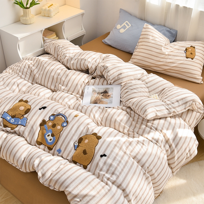 91家纺网 家纺一手货源 找家纺 炫拼家纺 2026新款全棉A类双层纱卡通毛巾绣四件套-泡芙系列 泡芙-卡皮派对