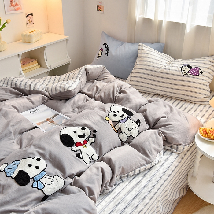 91家纺网 家纺一手货源 找家纺 炫拼家纺 2026新款全棉A类双层纱卡通毛巾绣四件套-泡芙系列 泡芙-小狗派对