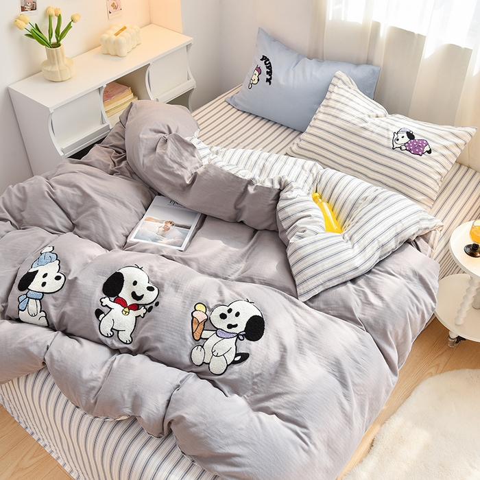 91家纺网 家纺一手货源 找家纺 炫拼家纺 2026新款全棉A类双层纱卡通毛巾绣四件套-泡芙系列 泡芙-小狗派对