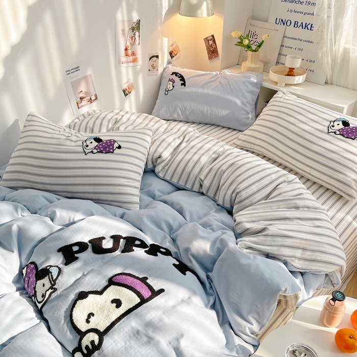 91家纺网 家纺一手货源 找家纺 炫拼家纺 2026新款全棉A类双层纱卡通毛巾绣四件套-泡芙系列 泡芙-晚安狗