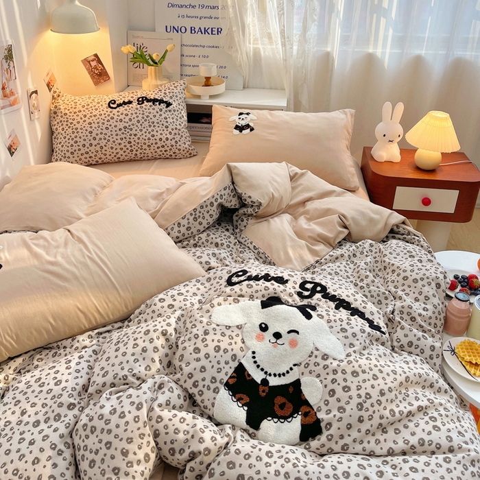 91家纺网 家纺一手货源 找家纺 炫拼家纺 2026新款全棉A类双层纱卡通毛巾绣四件套-泡芙系列 泡芙-奶油狗