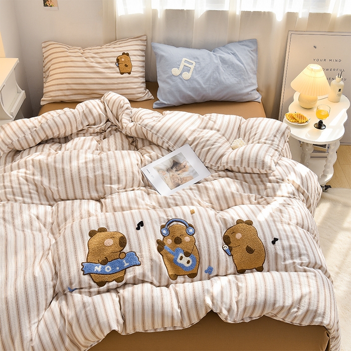 91家纺网 家纺一手货源 找家纺 炫拼家纺 2026新款全棉A类双层纱卡通毛巾绣四件套-泡芙系列 泡芙-卡皮派对