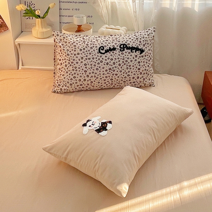 91家纺网 家纺一手货源 找家纺 炫拼家纺 2026新款全棉A类双层纱卡通毛巾绣四件套-泡芙系列 泡芙-奶油狗