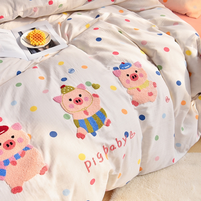 91家纺网 家纺一手货源 找家纺 炫拼家纺 2026新款全棉A类双层纱卡通毛巾绣四件套-泡芙系列 泡芙-三只小猪
