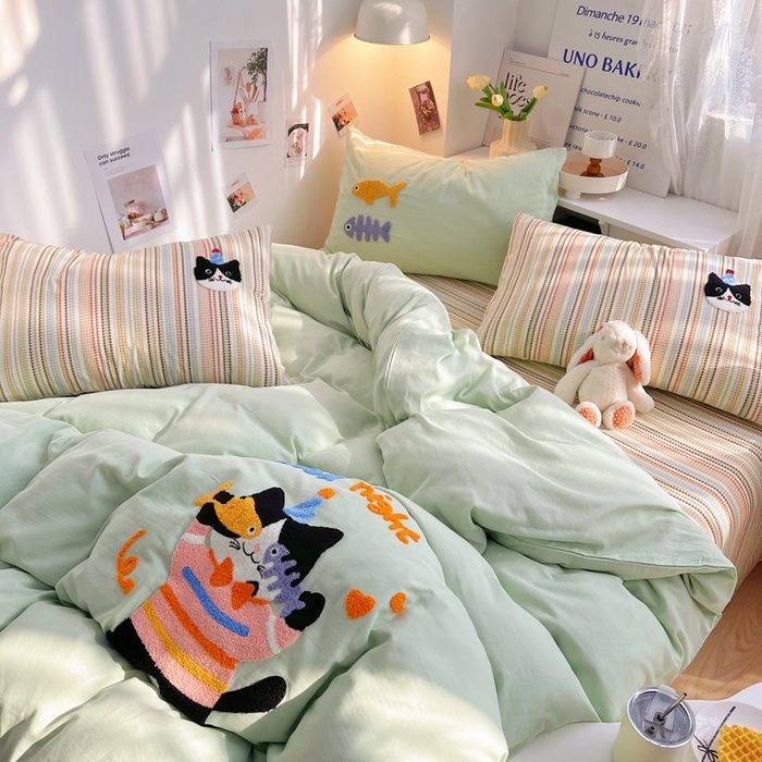 91家纺网 家纺一手货源 找家纺 炫拼家纺 2026新款全棉A类双层纱卡通毛巾绣四件套-泡芙系列 泡芙-趣味猫