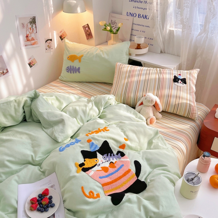 91家纺网 家纺一手货源 找家纺 炫拼家纺 2026新款全棉A类双层纱卡通毛巾绣四件套-泡芙系列 泡芙-趣味猫