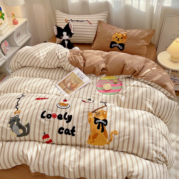 91家纺网 家纺一手货源 找家纺 炫拼家纺 2026新款全棉A类双层纱卡通毛巾绣四件套-泡芙系列 泡芙-小猫