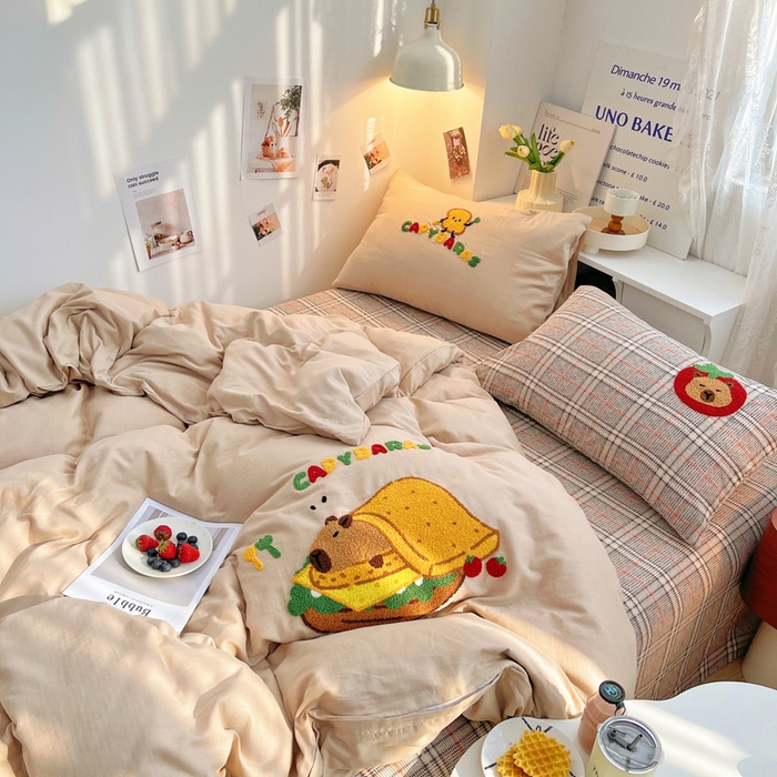 91家纺网 家纺一手货源 找家纺 炫拼家纺 2026新款全棉A类双层纱卡通毛巾绣四件套-泡芙系列 泡芙-汉堡卡皮