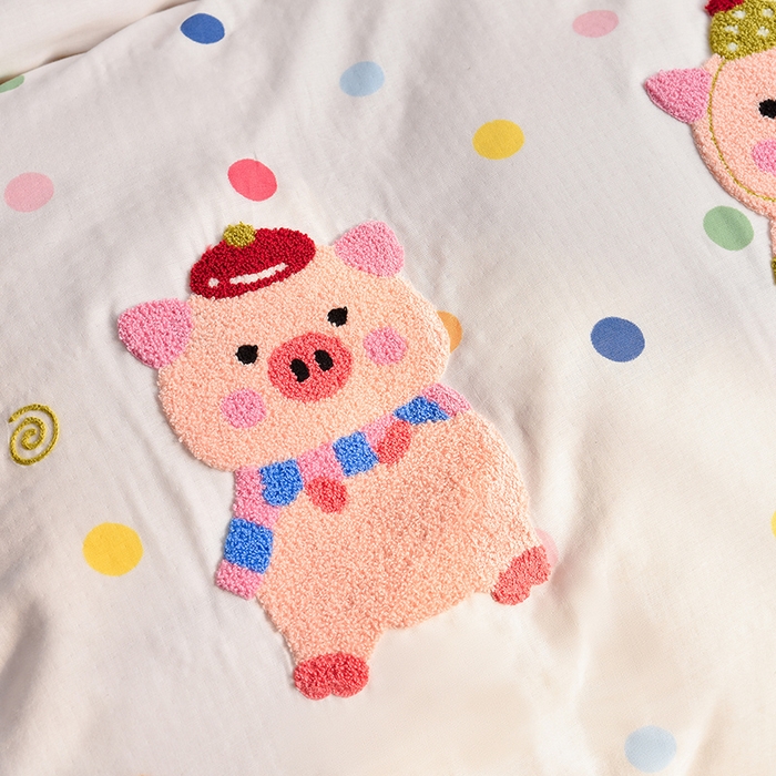 91家纺网 家纺一手货源 找家纺 炫拼家纺 2026新款全棉A类双层纱卡通毛巾绣四件套-泡芙系列 泡芙-三只小猪