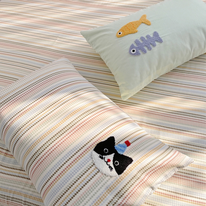 91家纺网 家纺一手货源 找家纺 炫拼家纺 2026新款全棉A类双层纱卡通毛巾绣四件套-泡芙系列 泡芙-趣味猫