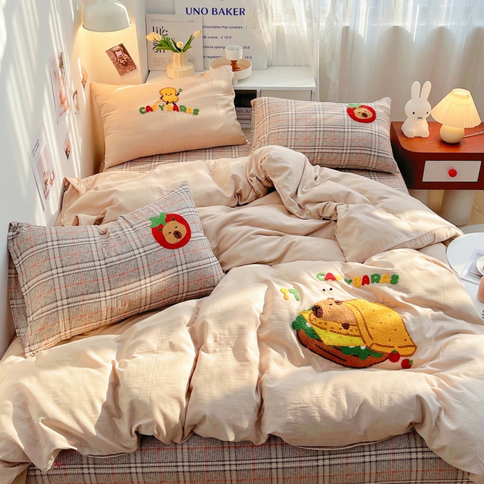 91家纺网 家纺一手货源 找家纺 炫拼家纺 2026新款全棉A类双层纱卡通毛巾绣四件套-泡芙系列 泡芙-汉堡卡皮