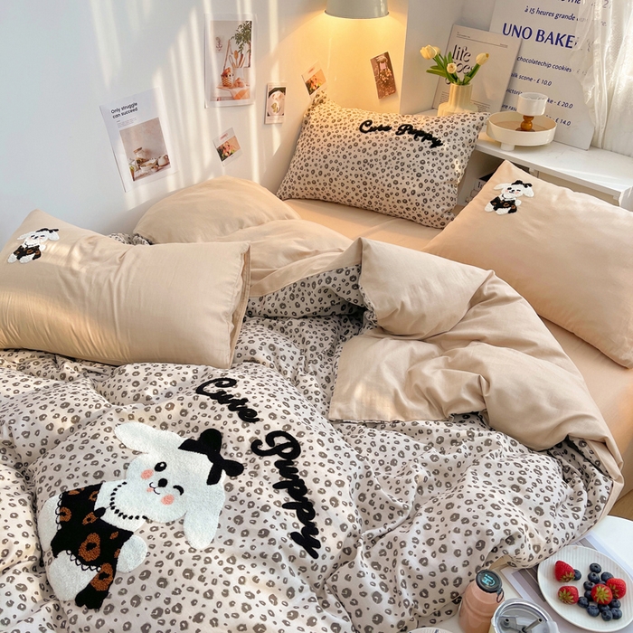 91家纺网 家纺一手货源 找家纺 炫拼家纺 2026新款全棉A类双层纱卡通毛巾绣四件套-泡芙系列 泡芙-奶油狗