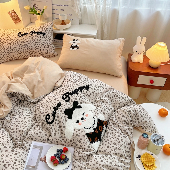 91家纺网 家纺一手货源 找家纺 炫拼家纺 2026新款全棉A类双层纱卡通毛巾绣四件套-泡芙系列 泡芙-奶油狗