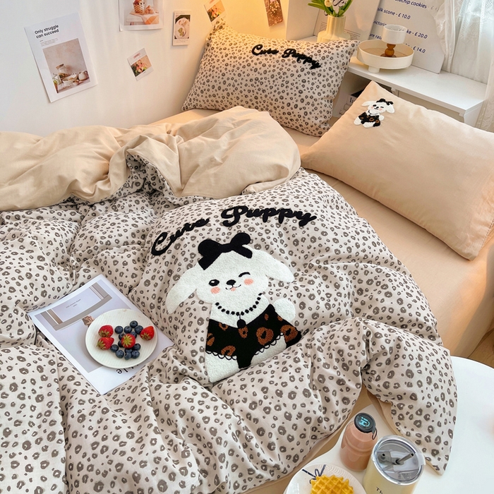 91家纺网 家纺一手货源 找家纺 炫拼家纺 2026新款全棉A类双层纱卡通毛巾绣四件套-泡芙系列 泡芙-奶油狗