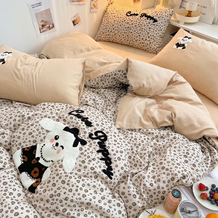 91家纺网 家纺一手货源 找家纺 炫拼家纺 2026新款全棉A类双层纱卡通毛巾绣四件套-泡芙系列 泡芙-奶油狗