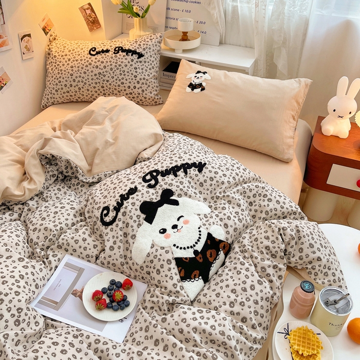 91家纺网 家纺一手货源 找家纺 炫拼家纺 2026新款全棉A类双层纱卡通毛巾绣四件套-泡芙系列 泡芙-奶油狗