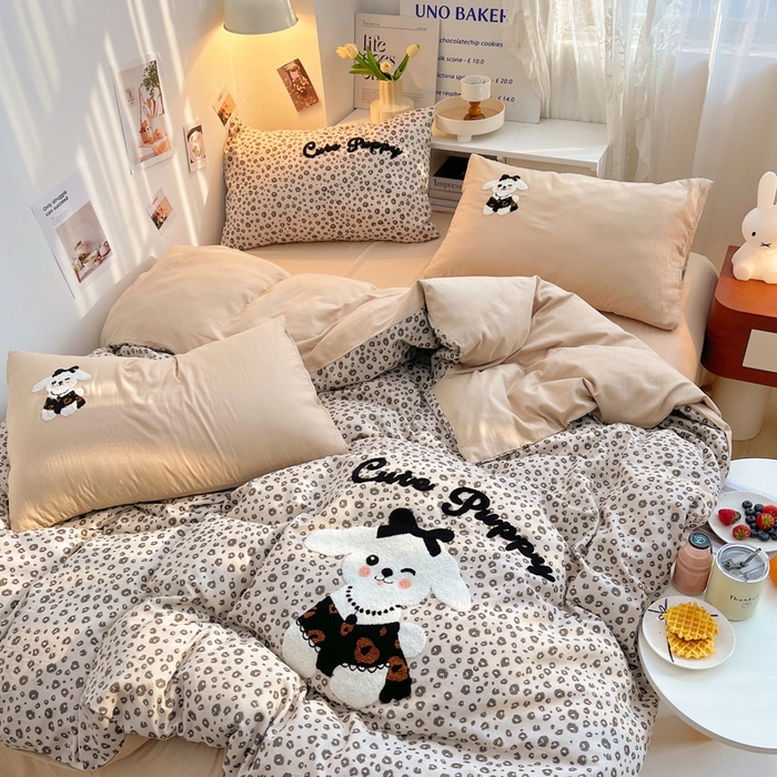 91家纺网 家纺一手货源 找家纺 炫拼家纺 2026新款全棉A类双层纱卡通毛巾绣四件套-泡芙系列 泡芙-奶油狗