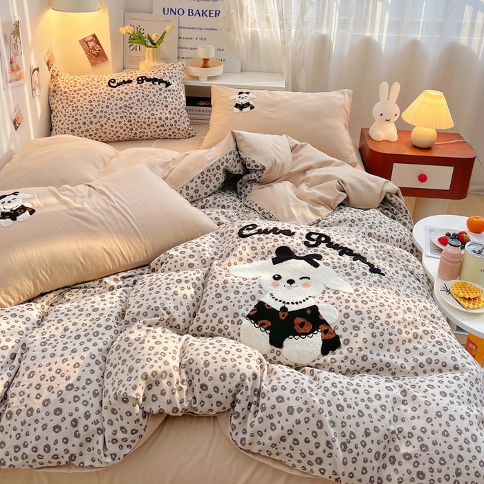 91家纺网 家纺一手货源 找家纺 炫拼家纺 2026新款全棉A类双层纱卡通毛巾绣四件套-泡芙系列 泡芙-奶油狗