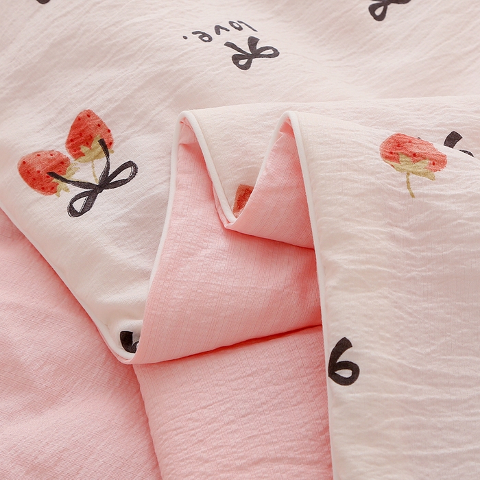 91家纺网 家纺一手货源 找家纺 亚龙工厂店 2026春夏新款爆款法式小香风皱皱纱木棉大豆被夏被 蝴蝶结草莓