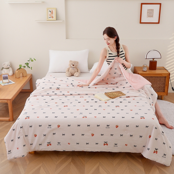 91家纺网 家纺一手货源 找家纺 亚龙工厂店 2026春夏新款爆款法式小香风皱皱纱木棉大豆被夏被 蝴蝶结草莓