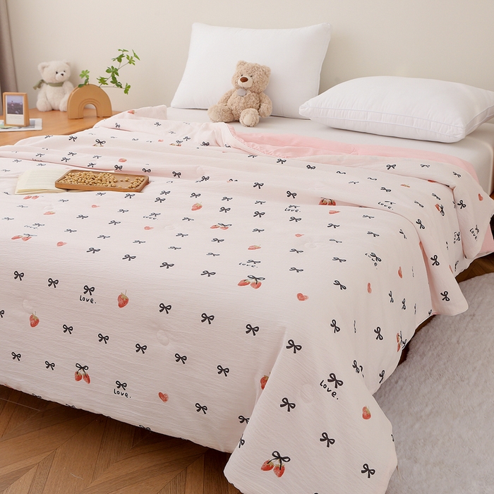 91家纺网 家纺一手货源 找家纺 亚龙工厂店 2026春夏新款爆款法式小香风皱皱纱木棉大豆被夏被 蝴蝶结草莓