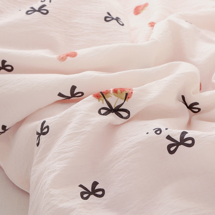 91家纺网 家纺一手货源 找家纺 亚龙工厂店 2026春夏新款爆款法式小香风皱皱纱木棉大豆被夏被 蝴蝶结草莓