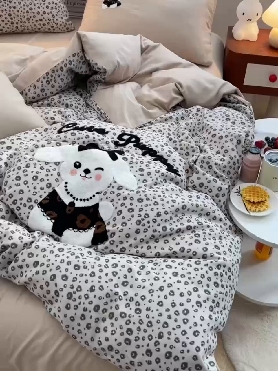 91家纺网 家纺一手货源 找家纺 炫拼家纺 2026新款全棉A类双层纱卡通毛巾绣四件套-泡芙系列 泡芙-奶油狗