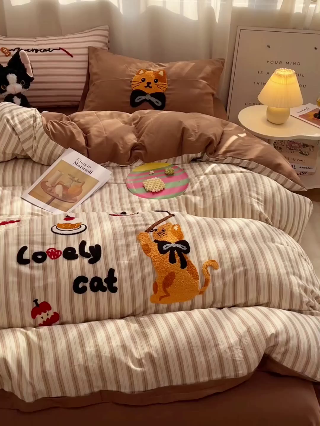 91家纺网 家纺一手货源 找家纺 炫拼家纺 2026新款全棉A类双层纱卡通毛巾绣四件套-泡芙系列 泡芙-小猫