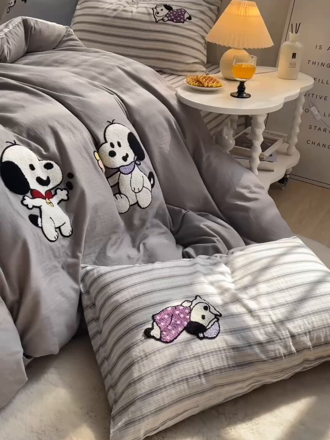 91家纺网 家纺一手货源 找家纺 炫拼家纺 2026新款全棉A类双层纱卡通毛巾绣四件套-泡芙系列 泡芙-小狗派对