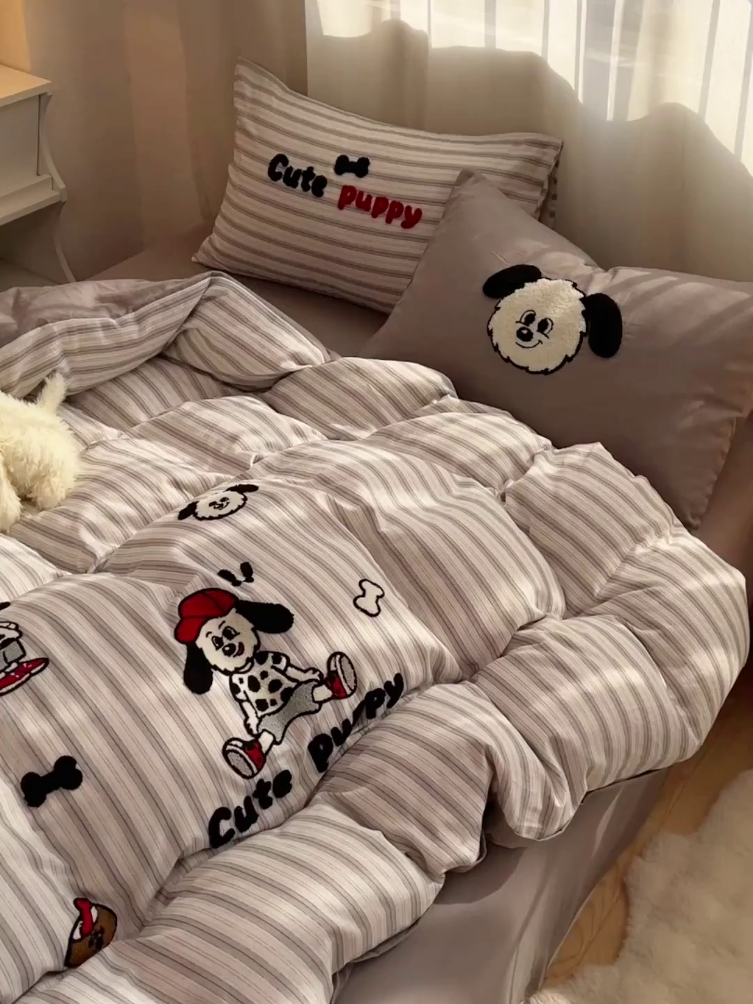 91家纺网 家纺一手货源 找家纺 炫拼家纺 2026新款全棉A类双层纱卡通毛巾绣四件套-泡芙系列 泡芙-小狗