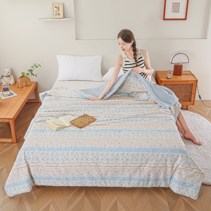 91家纺网 家纺一手货源 找家纺 亚龙工厂店 2026春夏新款爆款法式小香风皱皱纱木棉大豆被夏被 清雅淡蓝