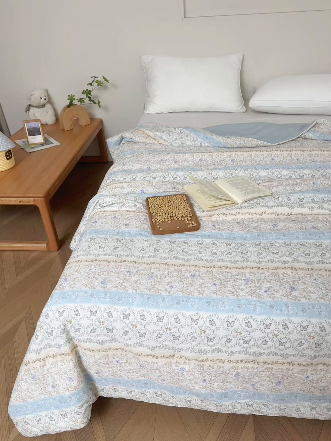 91家纺网 家纺一手货源 找家纺 亚龙工厂店 2026春夏新款爆款法式小香风皱皱纱木棉大豆被夏被 清雅淡蓝