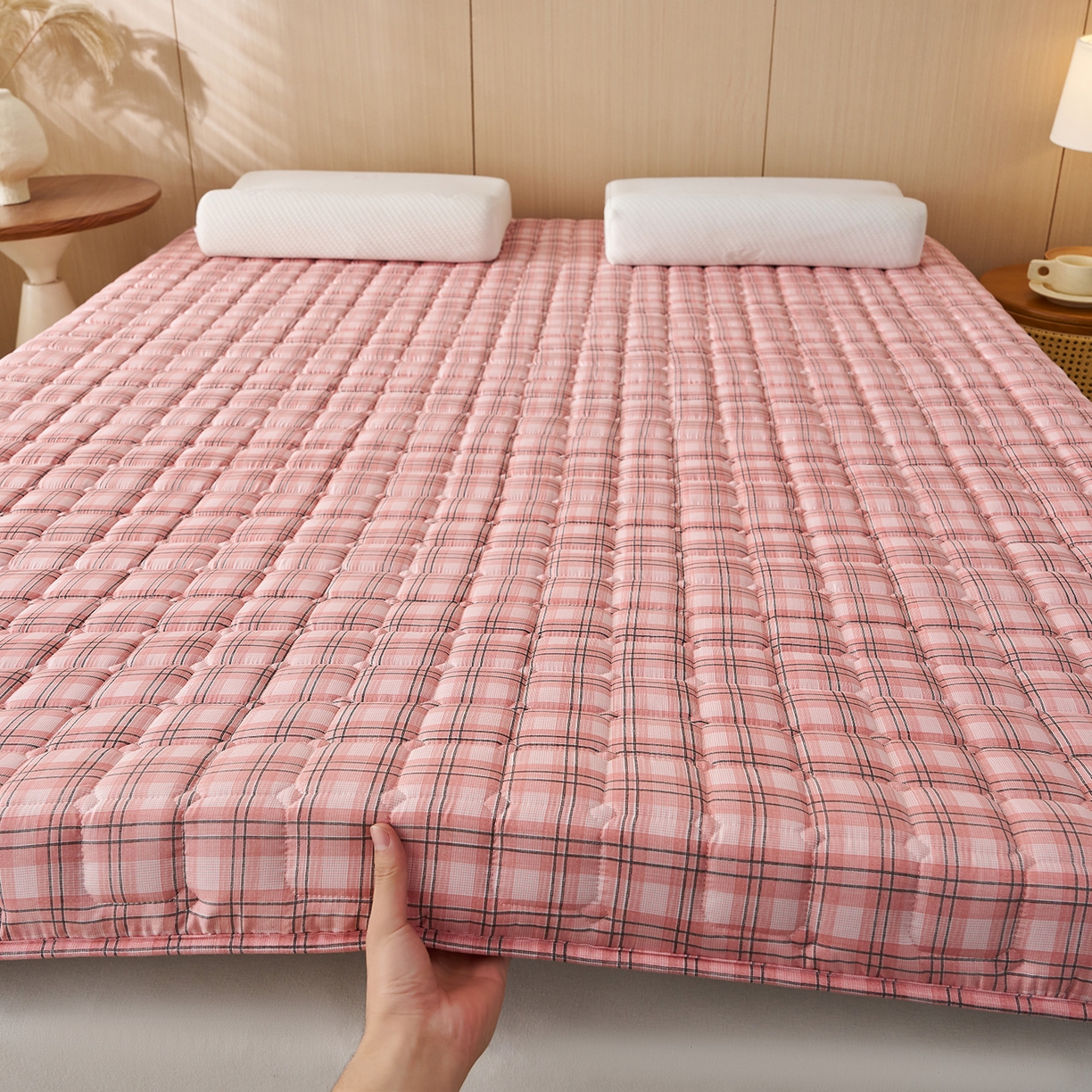 91家纺网 家纺一手货源 找家纺 月茶家纺 2026新款单边格调新疆棉床垫 格调粉