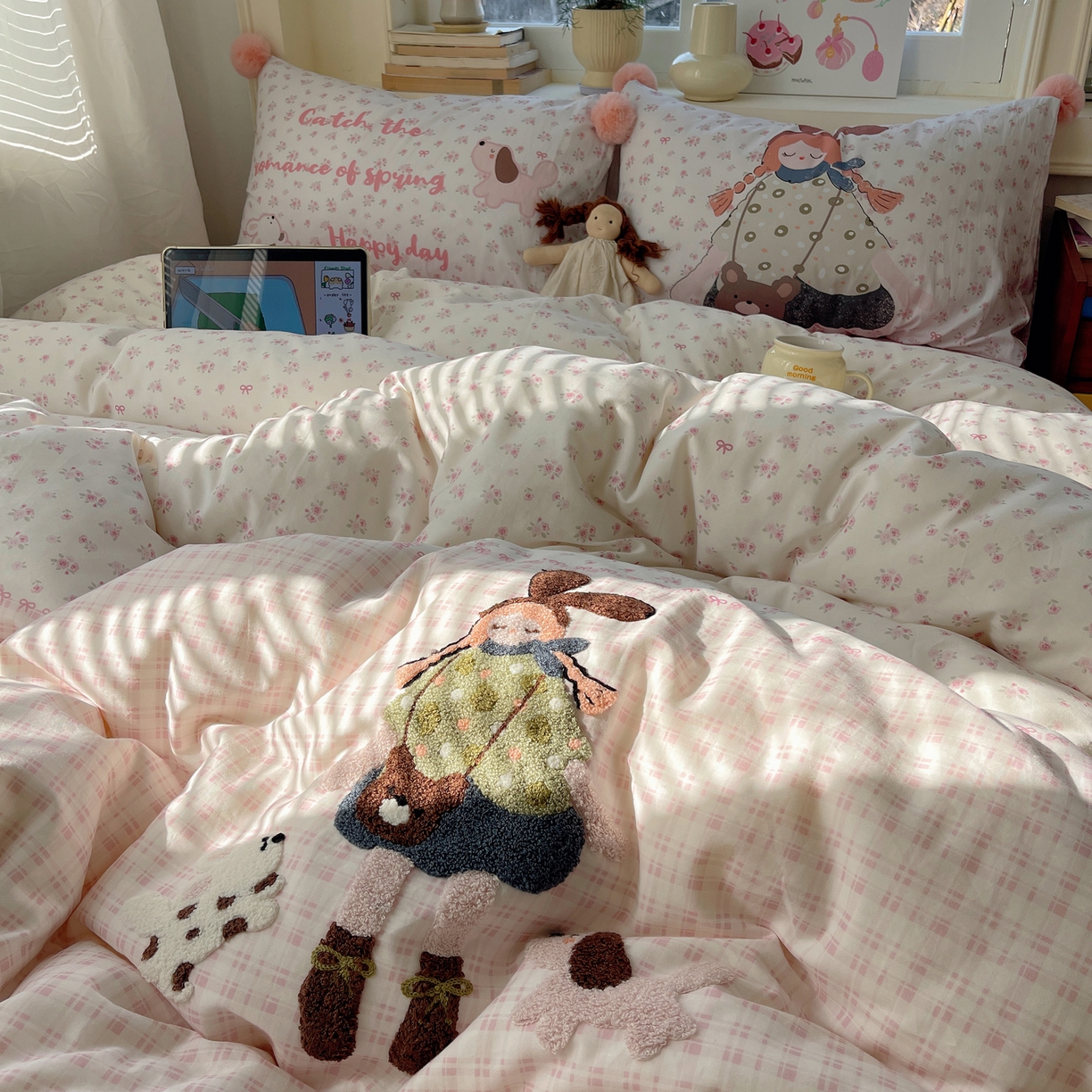 91家纺网 家纺一手货源 找家纺 丽涵家纺 2026新款全棉数码印花毛巾绣四件套-少女派 甜梦满溢