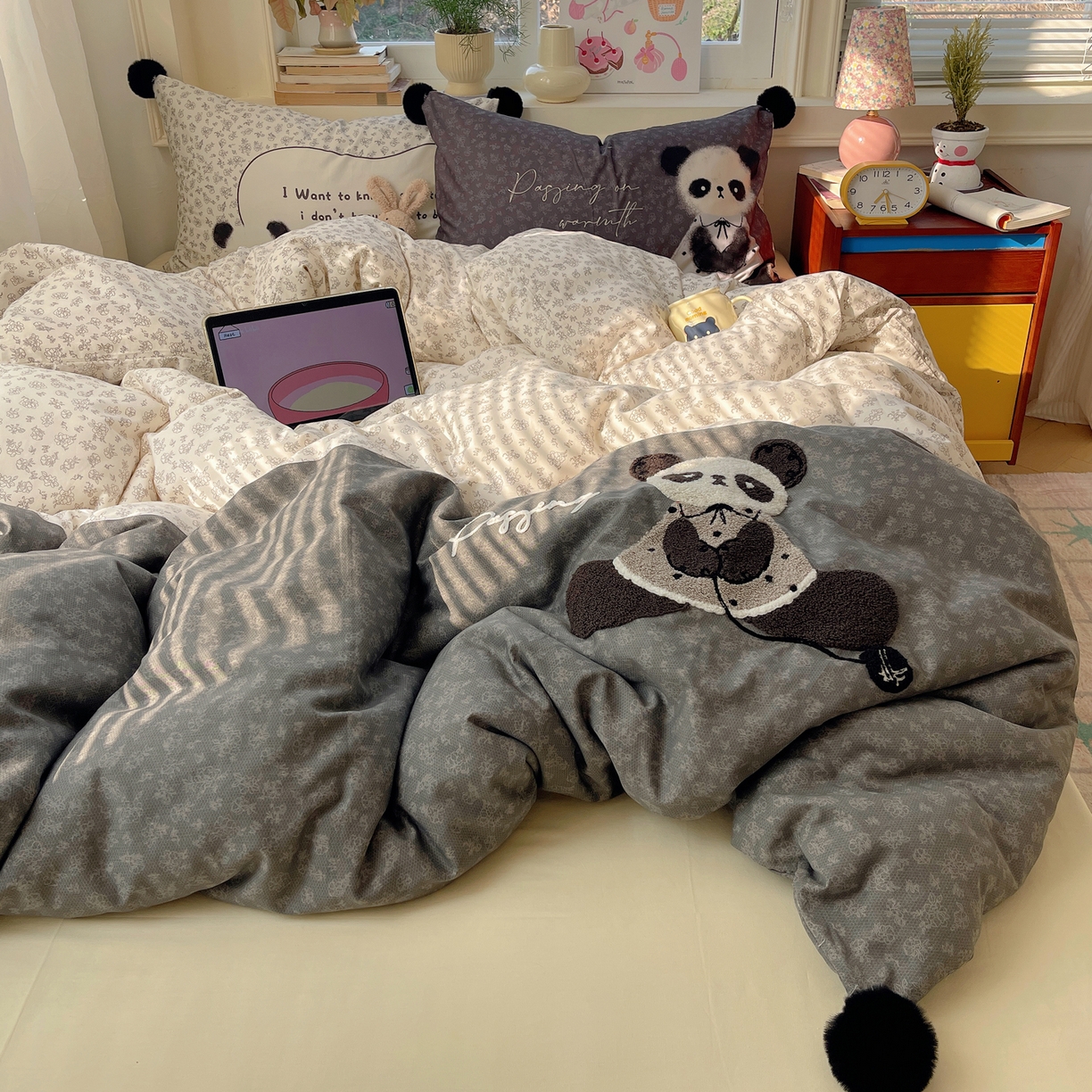 91家纺网 家纺一手货源 找家纺 丽涵家纺 2026新款全棉数码印花毛巾绣四件套-少女派 抱抱熊