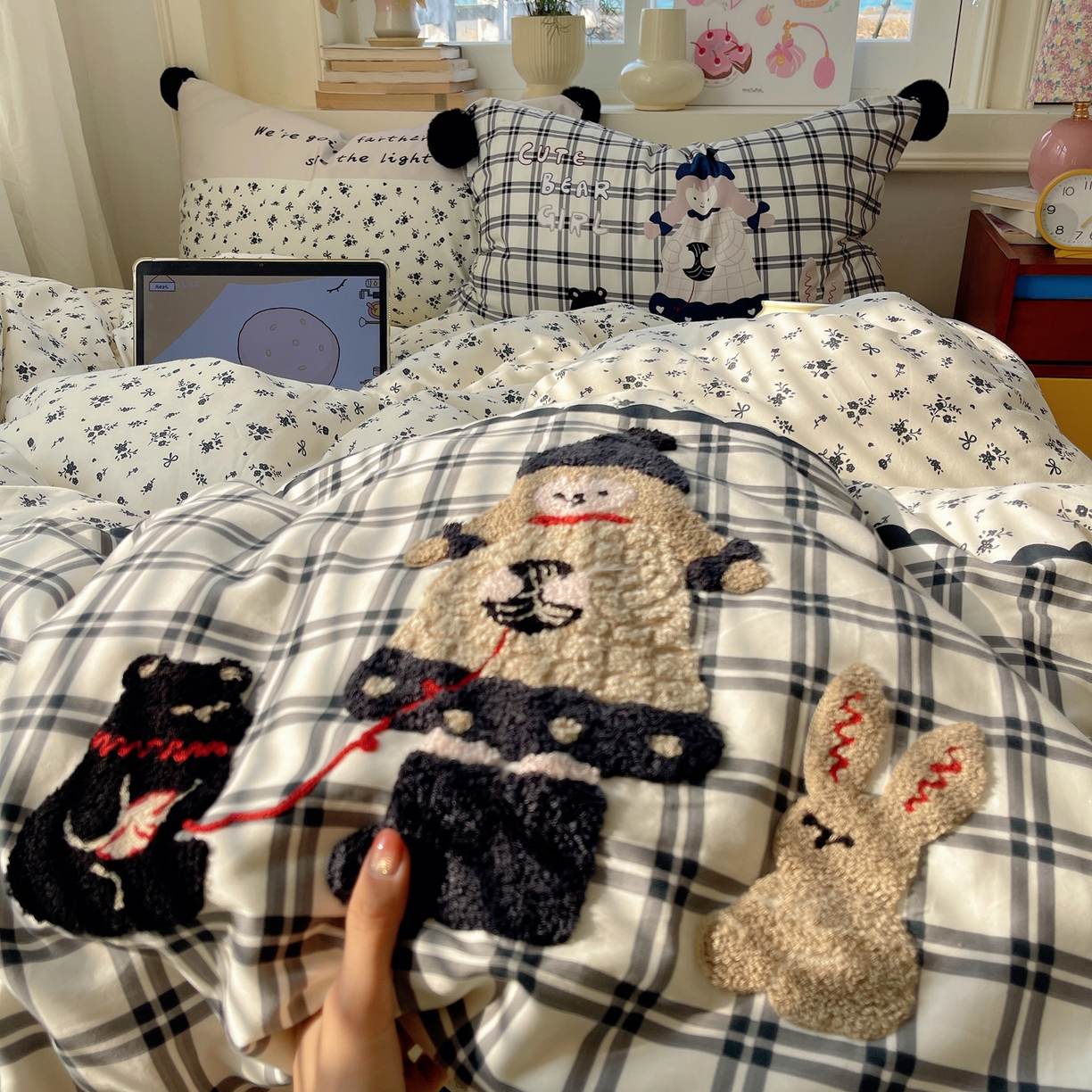 91家纺网 家纺一手货源 找家纺 丽涵家纺 2026新款全棉数码印花毛巾绣四件套-少女派 熊崽奇遇