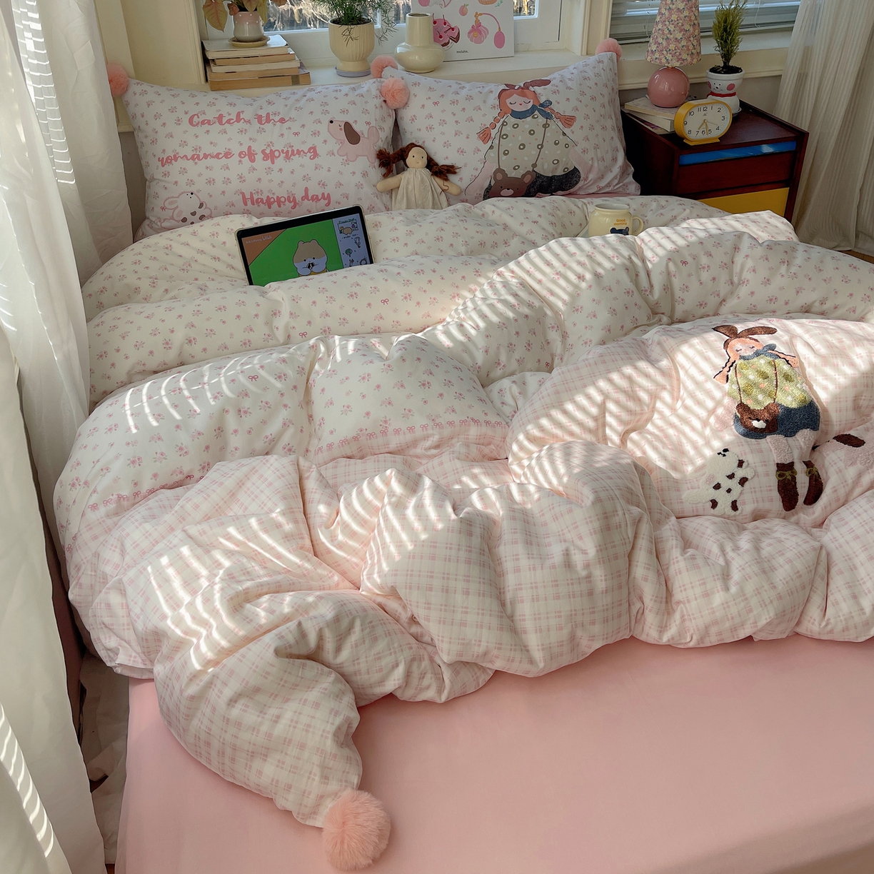 91家纺网 家纺一手货源 找家纺 丽涵家纺 2026新款全棉数码印花毛巾绣四件套-少女派 甜梦满溢