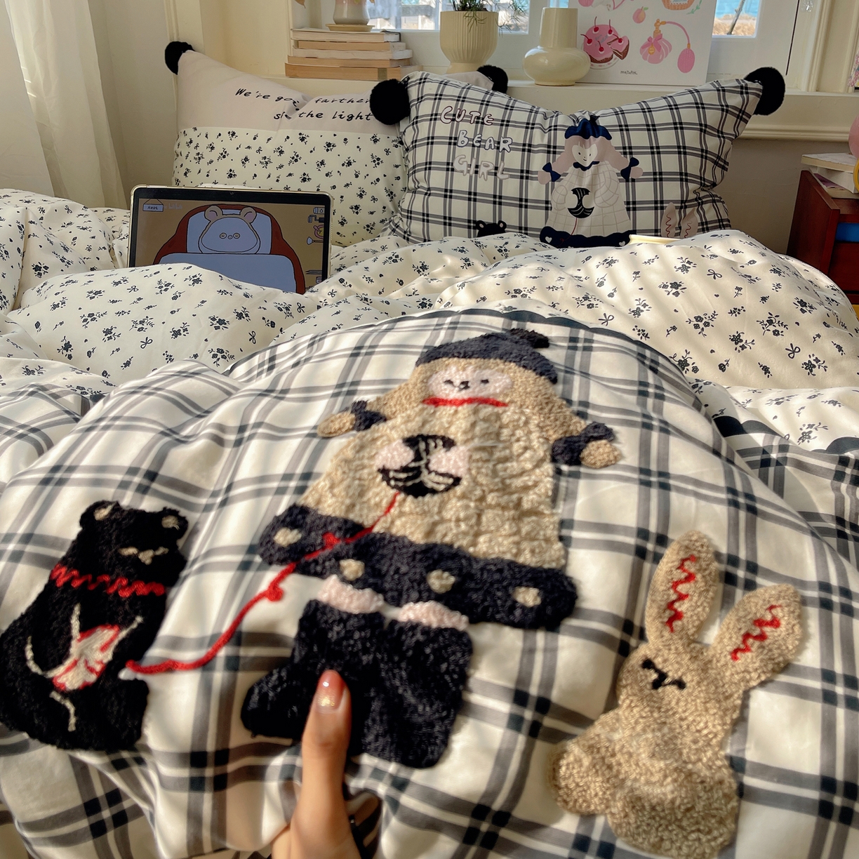 91家纺网 家纺一手货源 找家纺 丽涵家纺 2026新款全棉数码印花毛巾绣四件套-少女派 熊崽奇遇