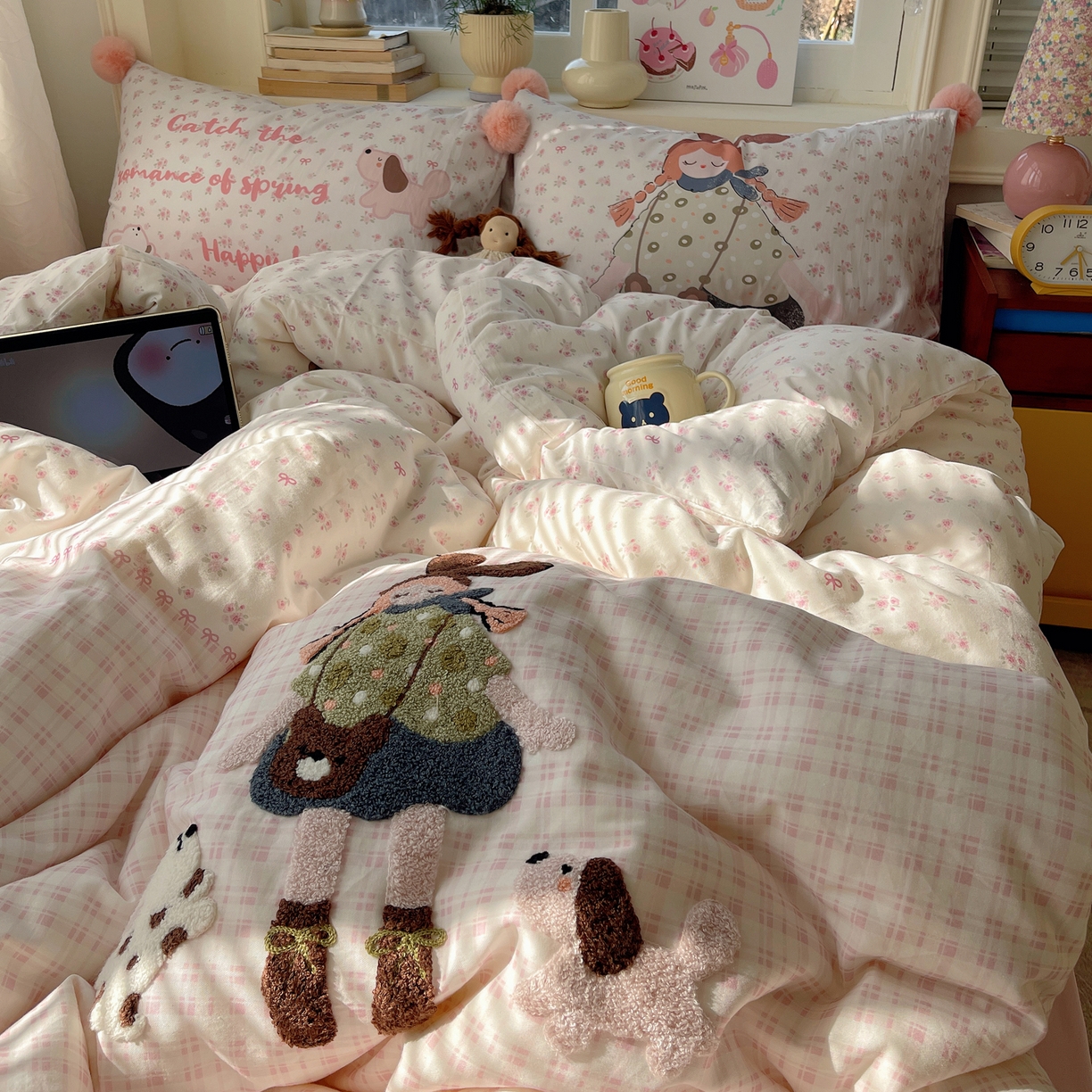 91家纺网 家纺一手货源 找家纺 丽涵家纺 2026新款全棉数码印花毛巾绣四件套-少女派 甜梦满溢