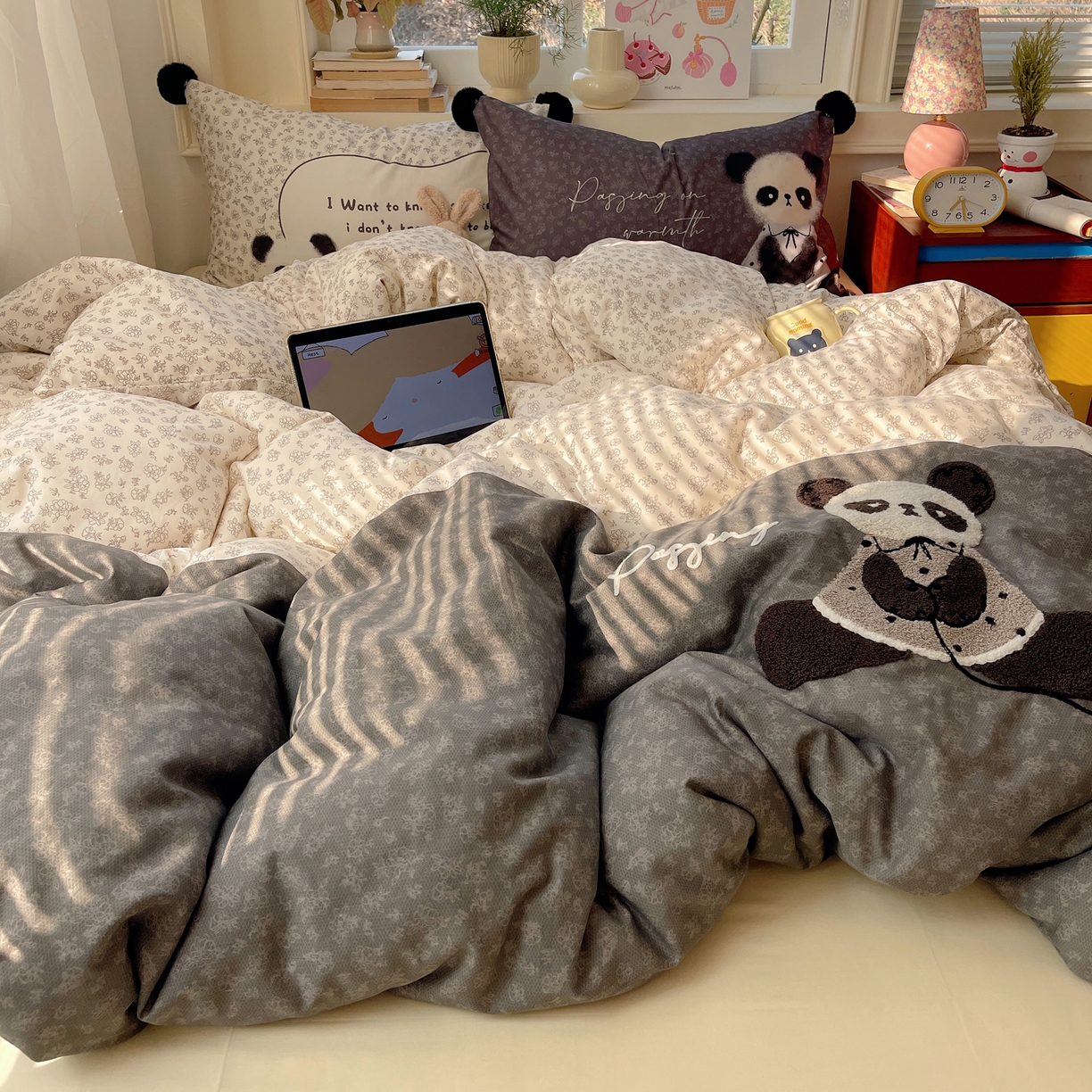 91家纺网 家纺一手货源 找家纺 丽涵家纺 2026新款全棉数码印花毛巾绣四件套-少女派 抱抱熊