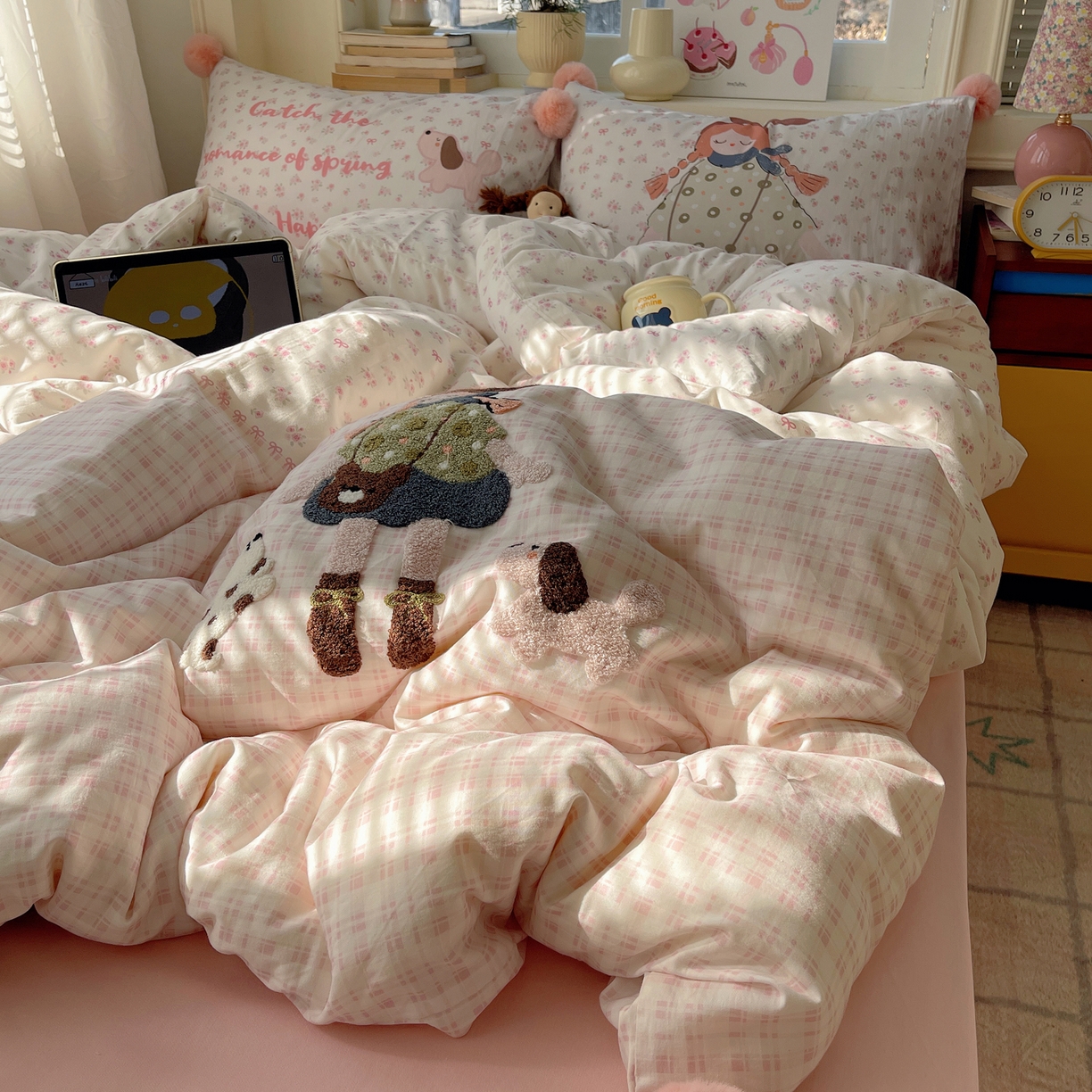 91家纺网 家纺一手货源 找家纺 丽涵家纺 2026新款全棉数码印花毛巾绣四件套-少女派 甜梦满溢