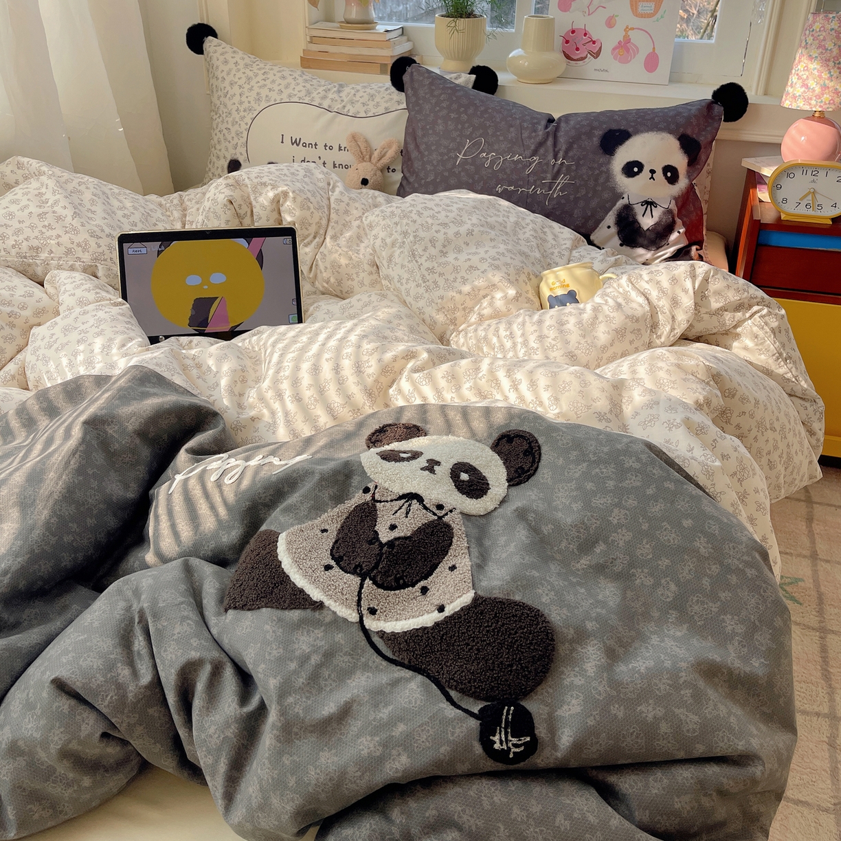 91家纺网 家纺一手货源 找家纺 丽涵家纺 2026新款全棉数码印花毛巾绣四件套-少女派 抱抱熊