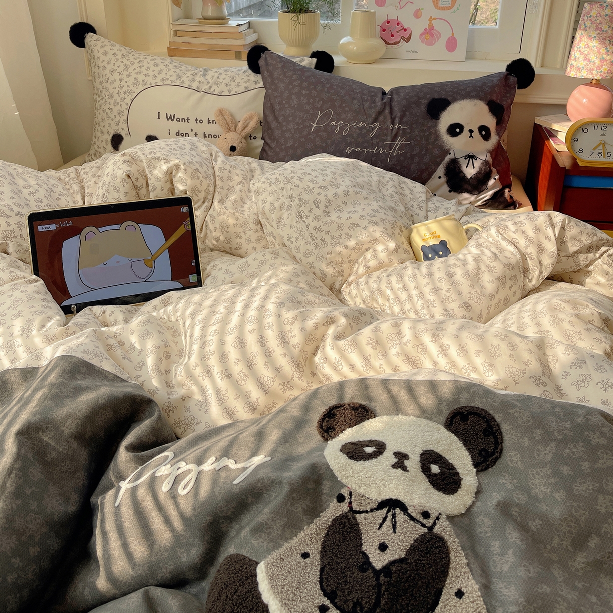 91家纺网 家纺一手货源 找家纺 丽涵家纺 2026新款全棉数码印花毛巾绣四件套-少女派 抱抱熊