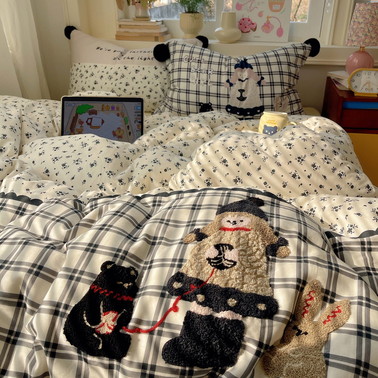 91家纺网 家纺一手货源 找家纺 丽涵家纺 2026新款全棉数码印花毛巾绣四件套-少女派 熊崽奇遇