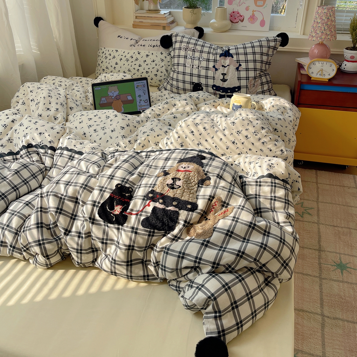 91家纺网 家纺一手货源 找家纺 丽涵家纺 2026新款全棉数码印花毛巾绣四件套-少女派 熊崽奇遇