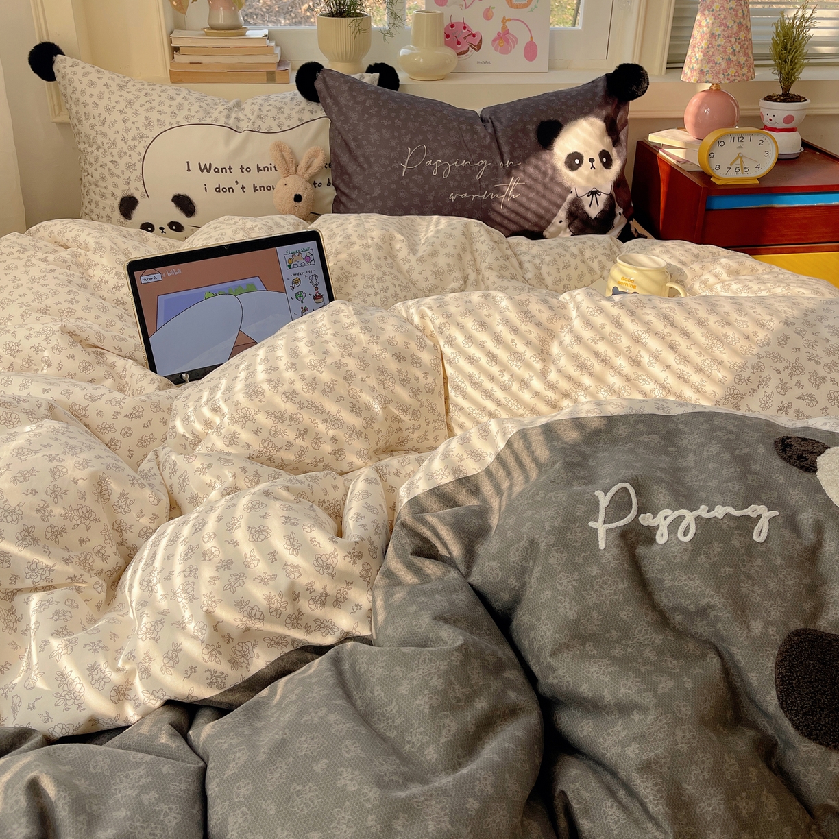 91家纺网 家纺一手货源 找家纺 丽涵家纺 2026新款全棉数码印花毛巾绣四件套-少女派 抱抱熊