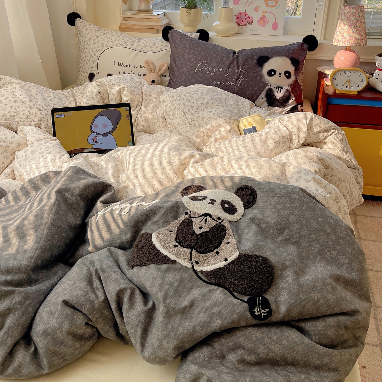 91家纺网 家纺一手货源 找家纺 丽涵家纺 2026新款全棉数码印花毛巾绣四件套-少女派 抱抱熊