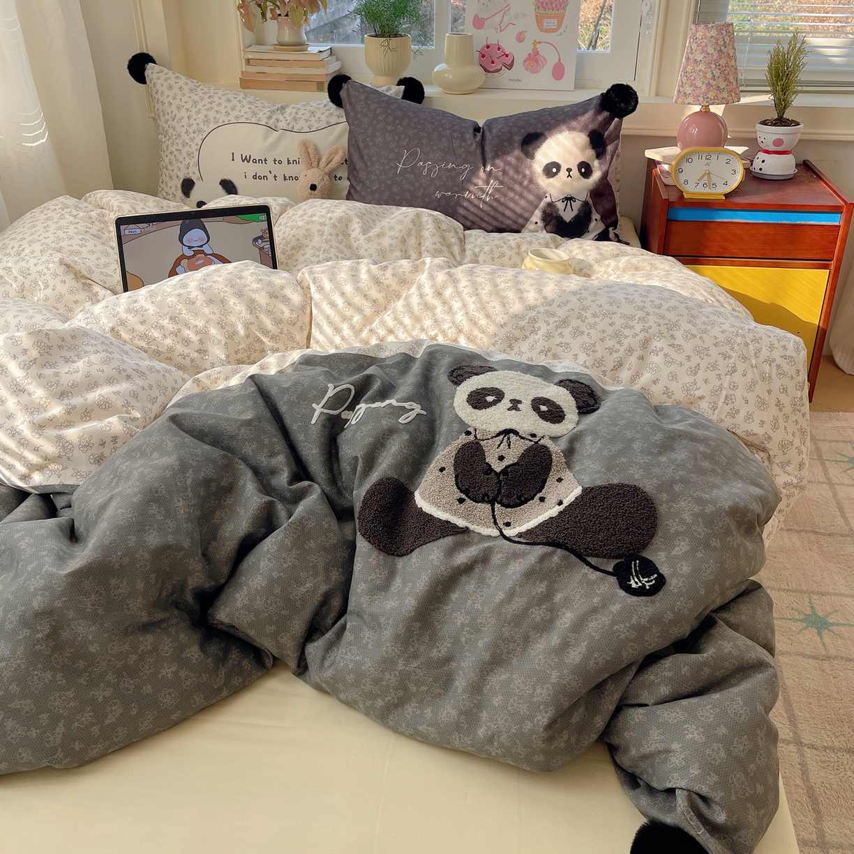 91家纺网 家纺一手货源 找家纺 丽涵家纺 2026新款全棉数码印花毛巾绣四件套-少女派 抱抱熊