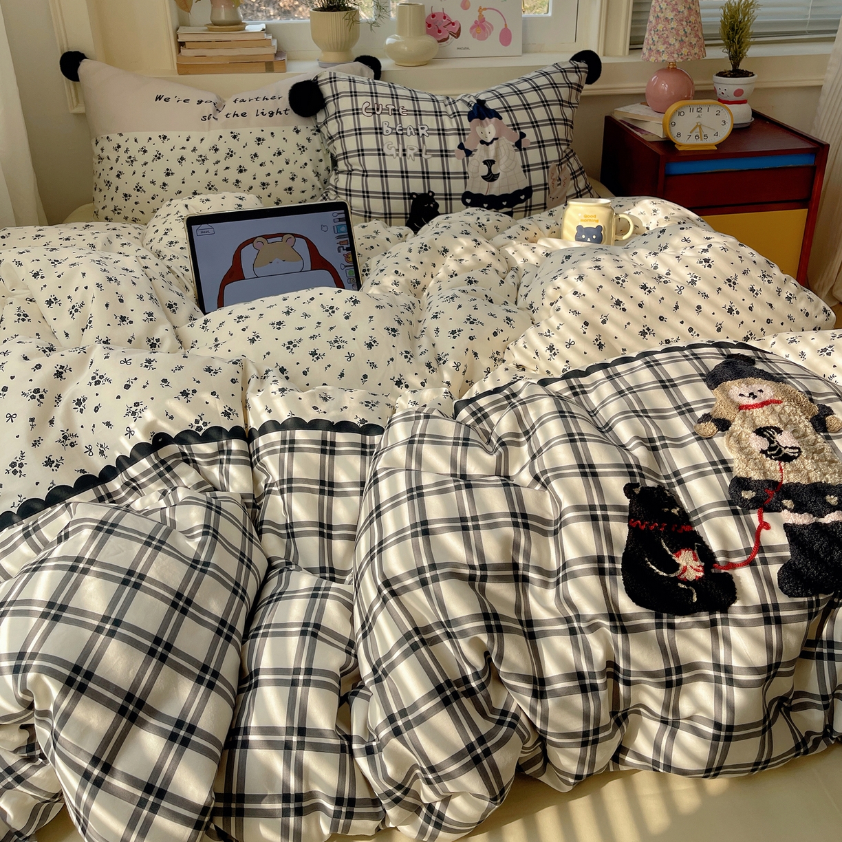 91家纺网 家纺一手货源 找家纺 丽涵家纺 2026新款全棉数码印花毛巾绣四件套-少女派 熊崽奇遇